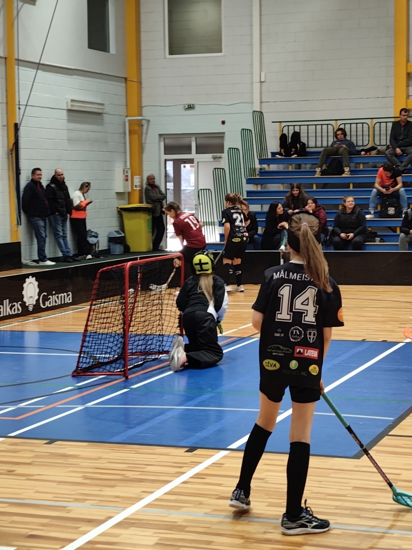 Florbola spēles U10 meitenēm Valkā