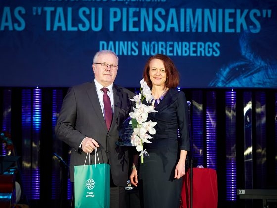 Dainis Norenbergs ar apbalvojumu un balvas pasniedzēja (71)