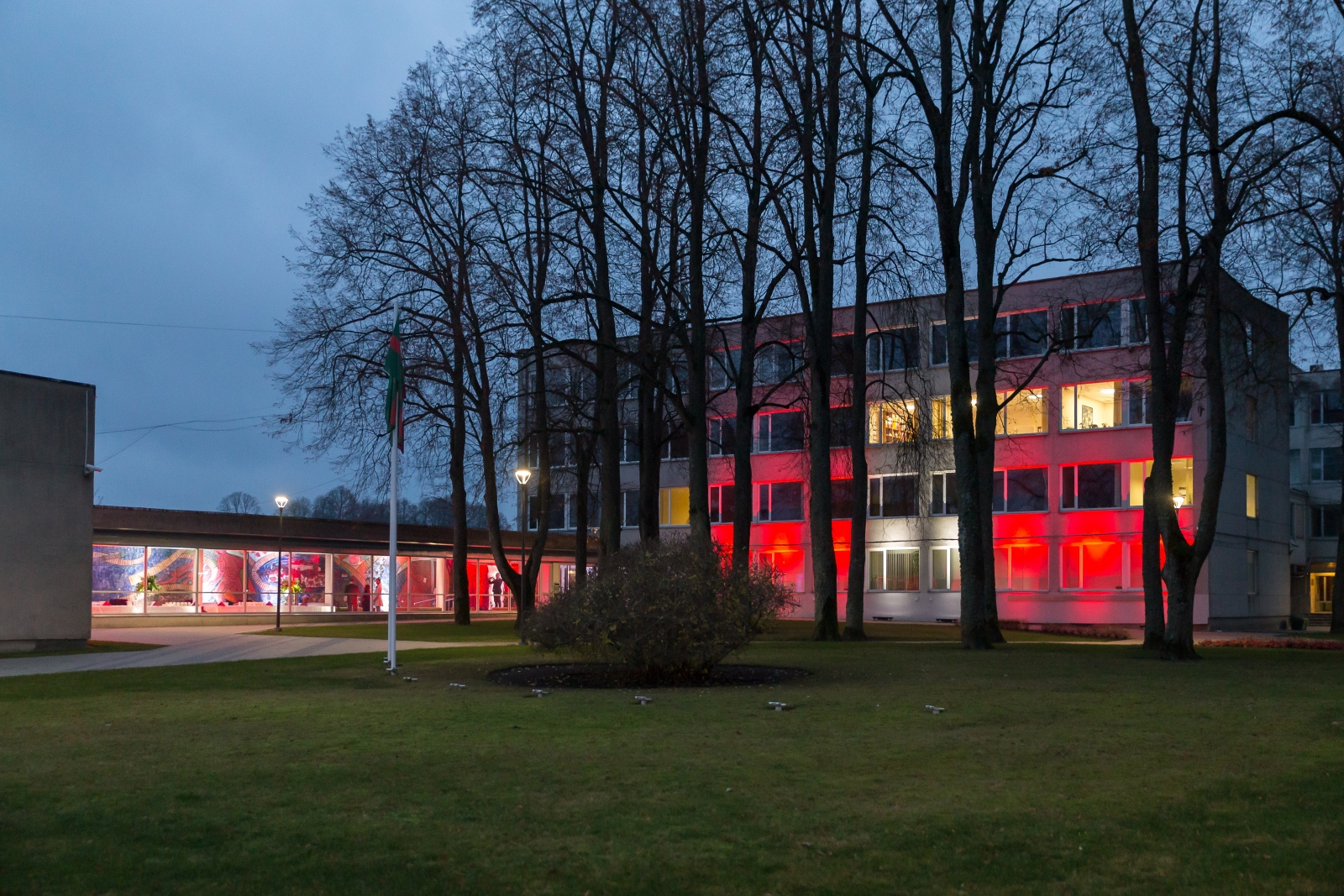 Talsu novada pašvaldības administratīvais centrs izgaismots Latvijas karoga krāsās (1)