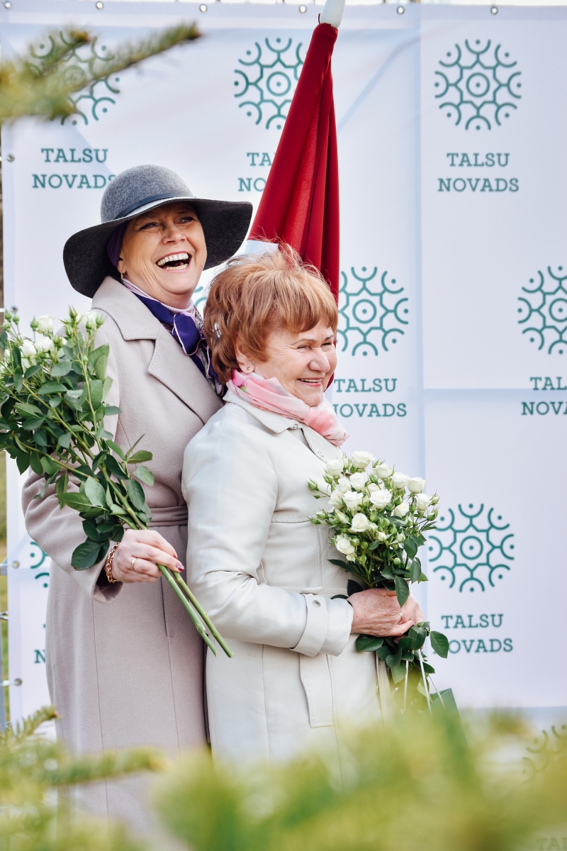 Ieva Ozola un Anna Čudere ar ziediem (43)