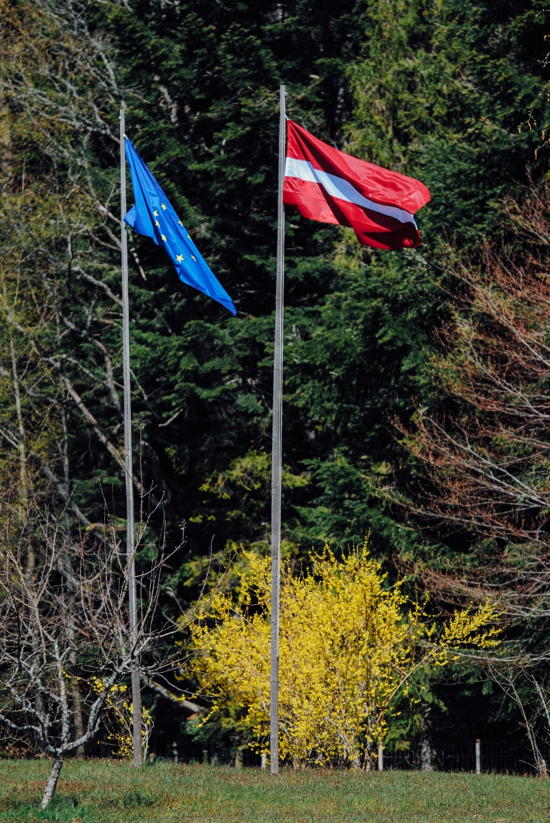 Eiropas Savienības un Latvijas karogs (2)