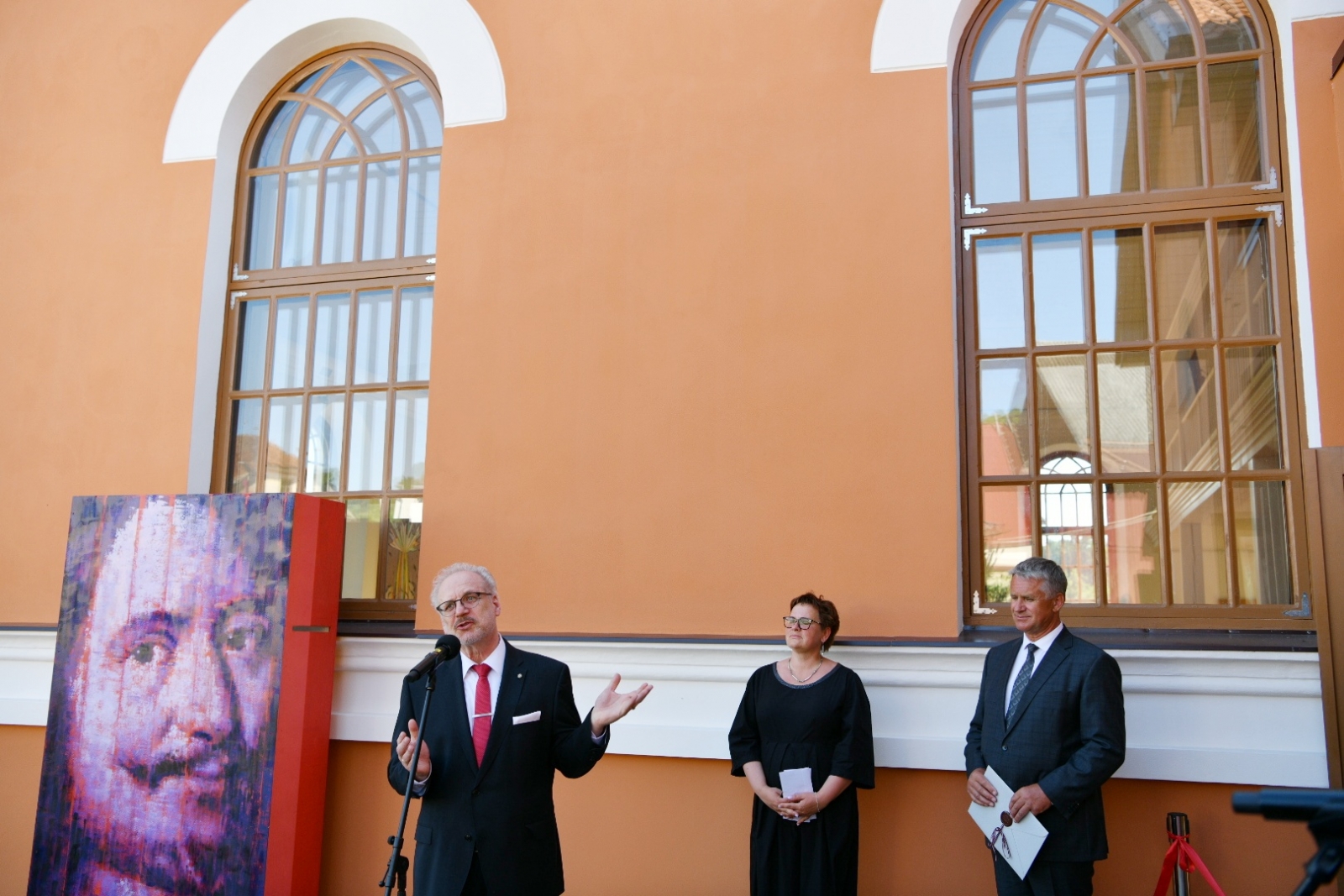 Valsts prezidents Egils Levits saka uzrunu, blakus Kultūras ministrs Nauris Puntulis un Talsu novada domes priekšsēdētāja Sandra Pētersone (2)